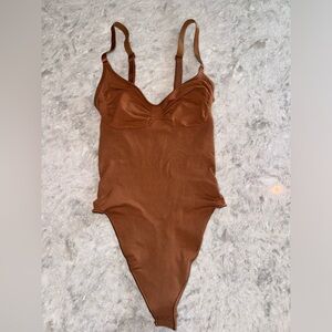 SKIMS Seamless Sculpt Thong Body Suit. BRONZE size Medium